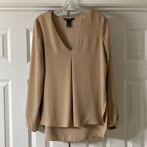 WHBM V-NECK BLOUSE W/FRONT PLEAT. SZ6. LONGER IN BACK. GREAT CONDITION!